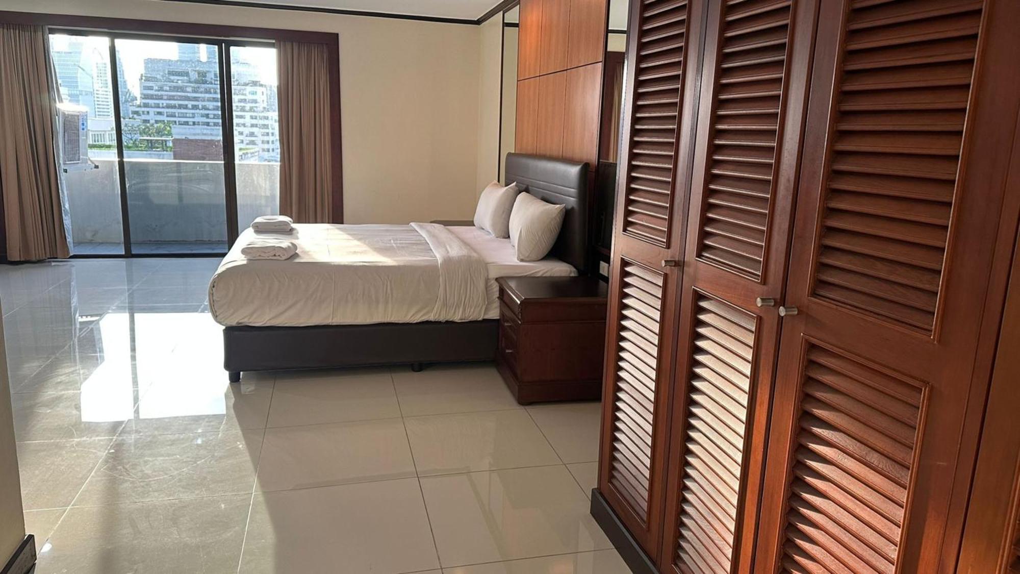 Affordable Serviced Apartments In Nana Omni Tower - Prime Sukhumvit Location Бангкок Экстерьер фото