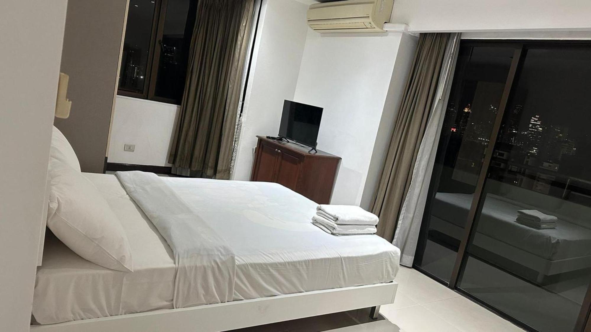 Affordable Serviced Apartments In Nana Omni Tower - Prime Sukhumvit Location Бангкок Экстерьер фото