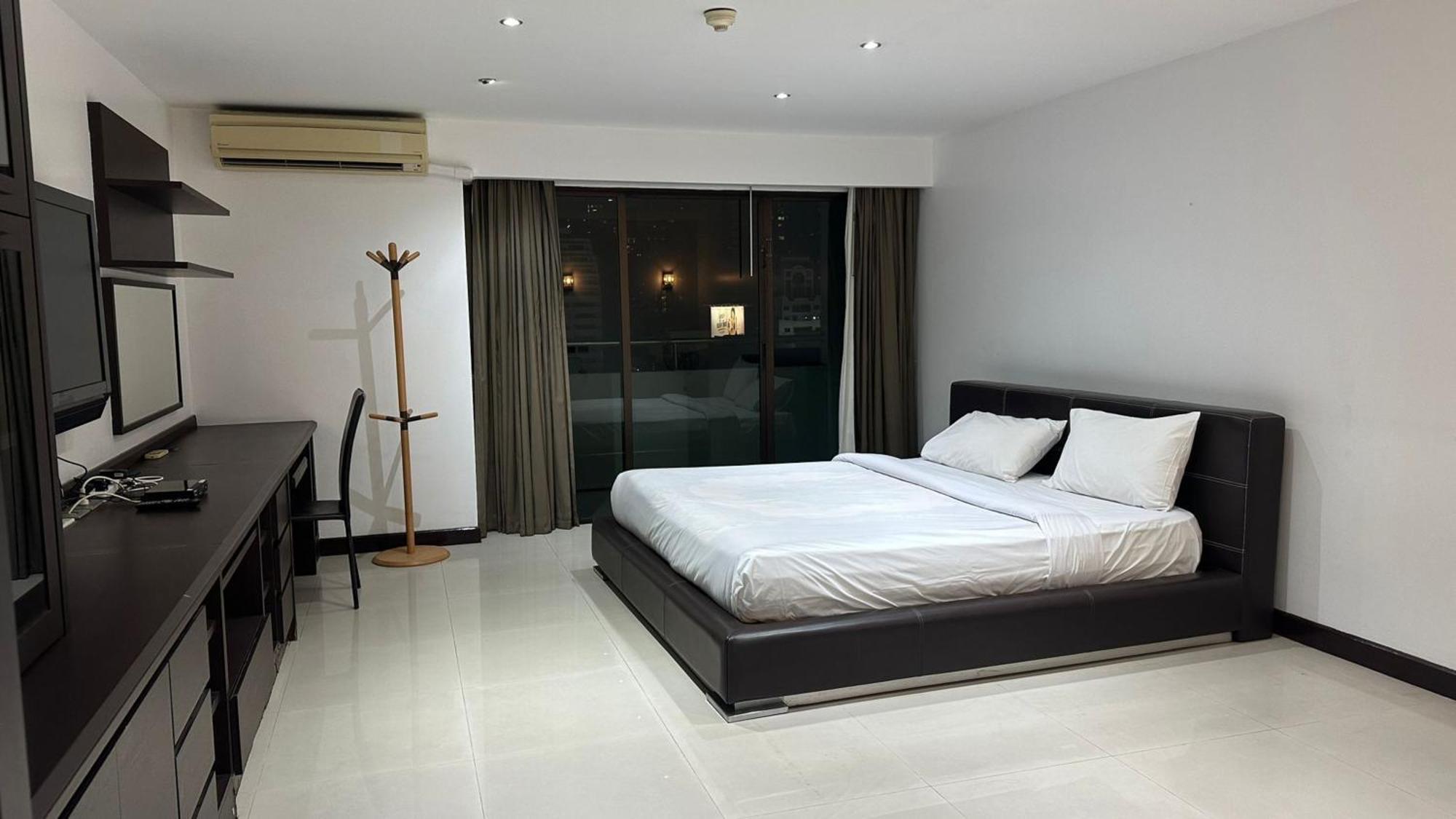 Affordable Serviced Apartments In Nana Omni Tower - Prime Sukhumvit Location Бангкок Экстерьер фото