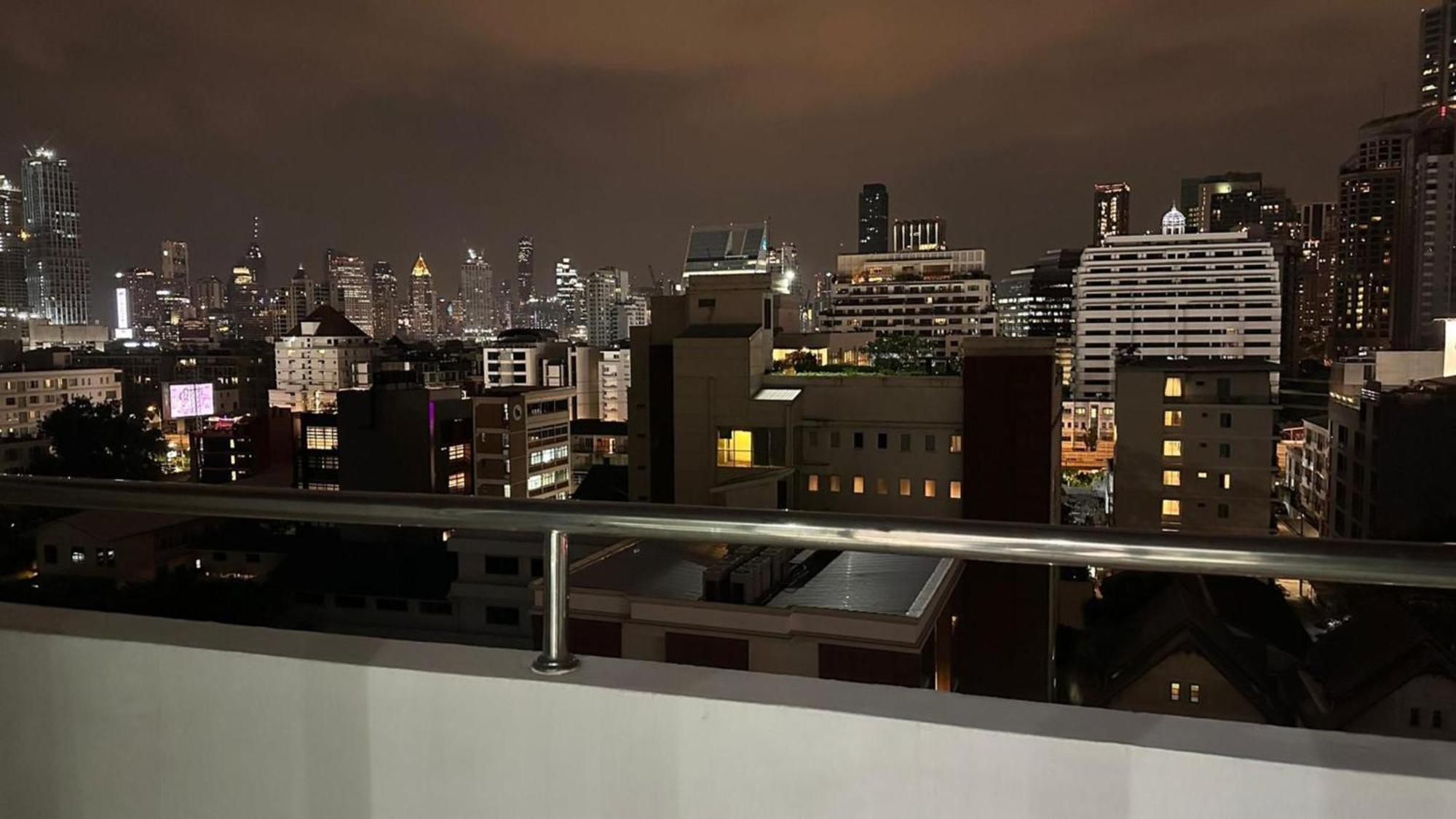 Affordable Serviced Apartments In Nana Omni Tower - Prime Sukhumvit Location Бангкок Экстерьер фото