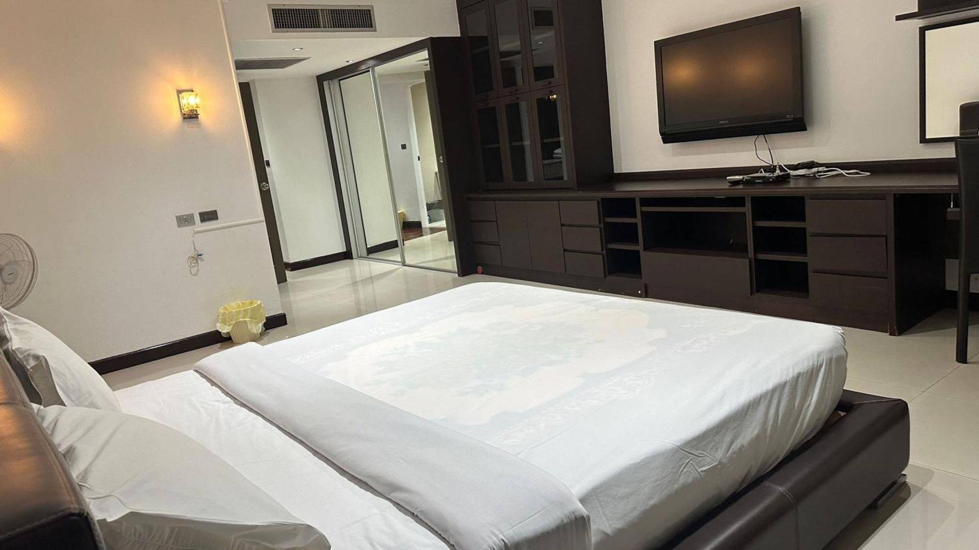 Affordable Serviced Apartments In Nana Omni Tower - Prime Sukhumvit Location Бангкок Экстерьер фото