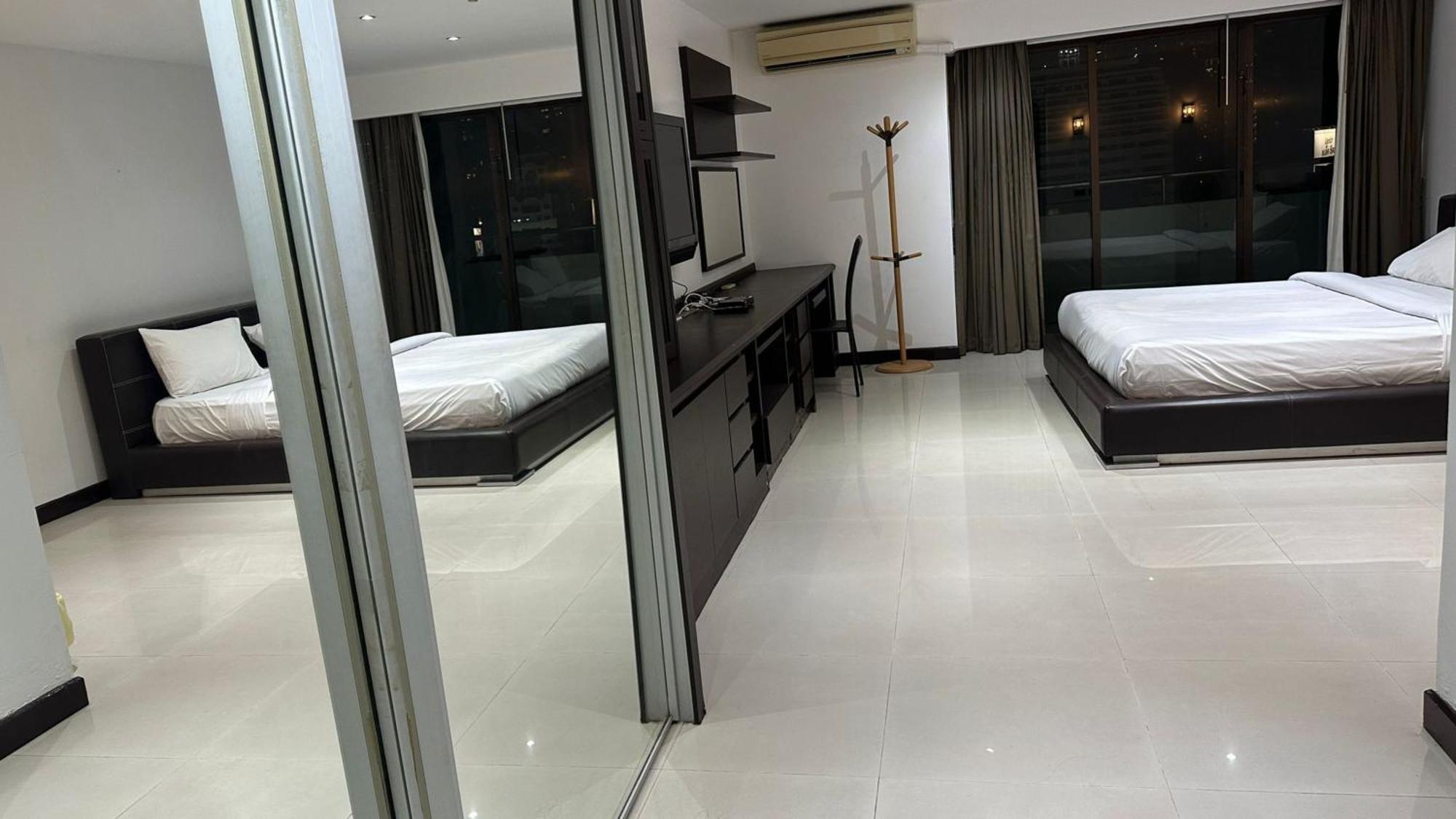 Affordable Serviced Apartments In Nana Omni Tower - Prime Sukhumvit Location Бангкок Экстерьер фото