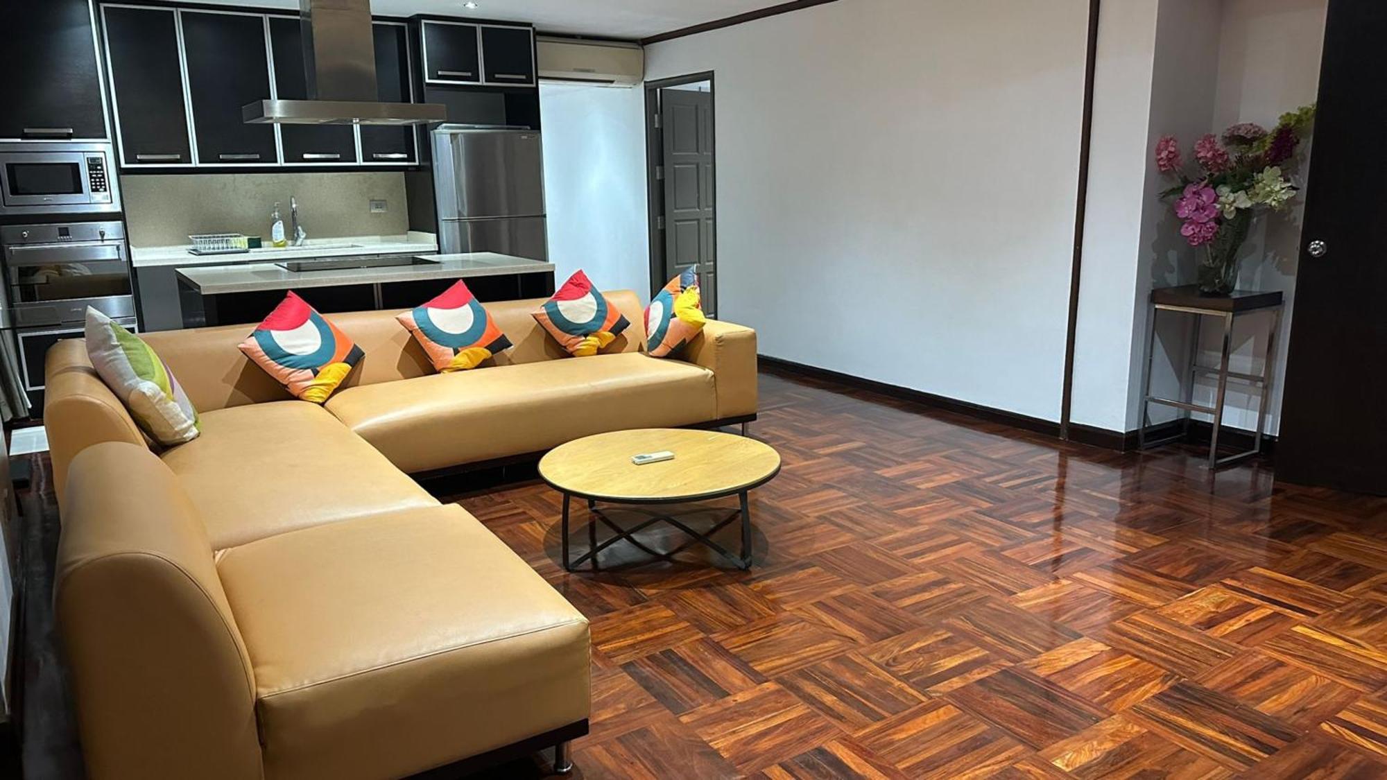 Affordable Serviced Apartments In Nana Omni Tower - Prime Sukhumvit Location Бангкок Экстерьер фото