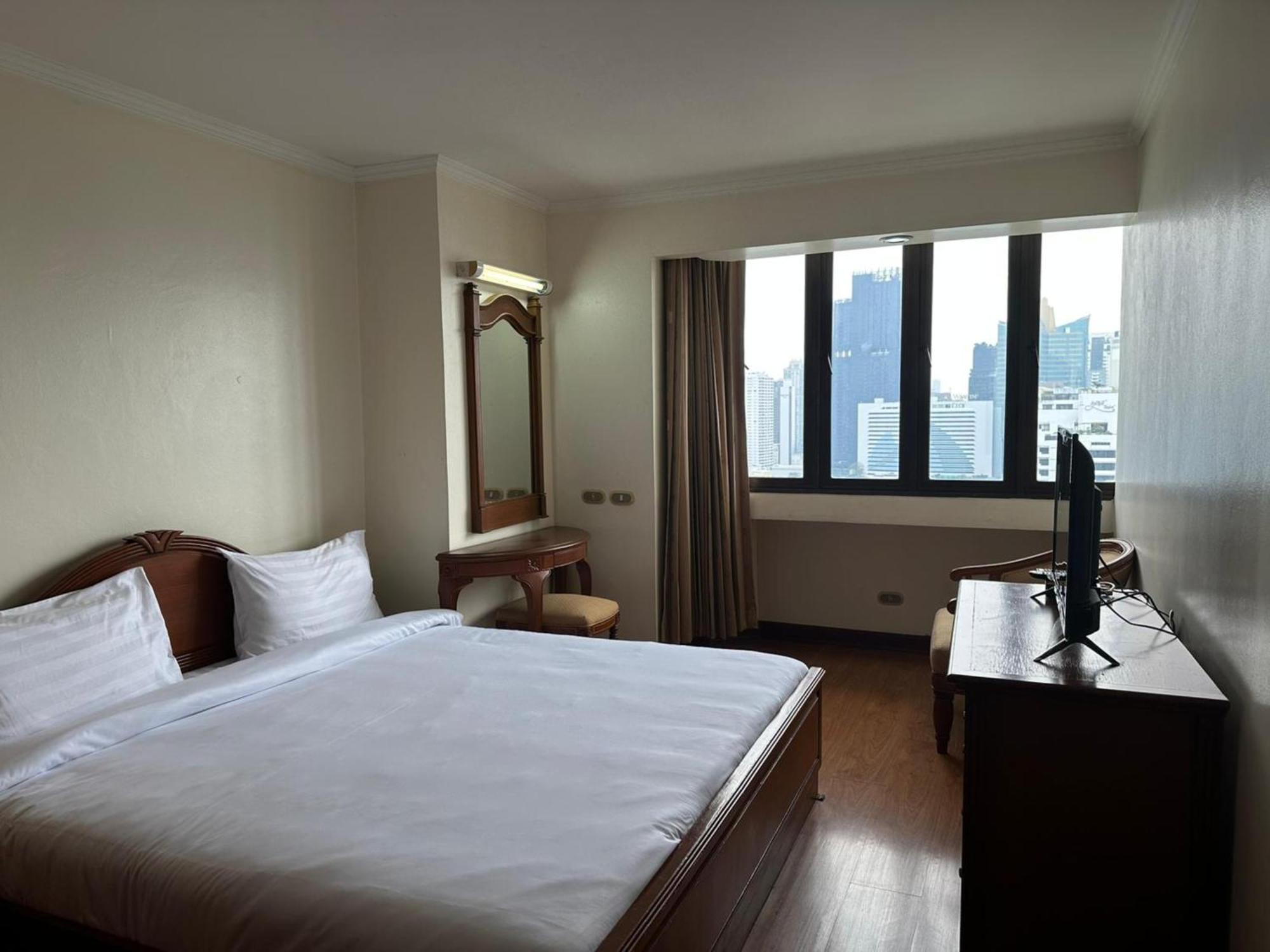 Affordable Serviced Apartments In Nana Omni Tower - Prime Sukhumvit Location Бангкок Экстерьер фото