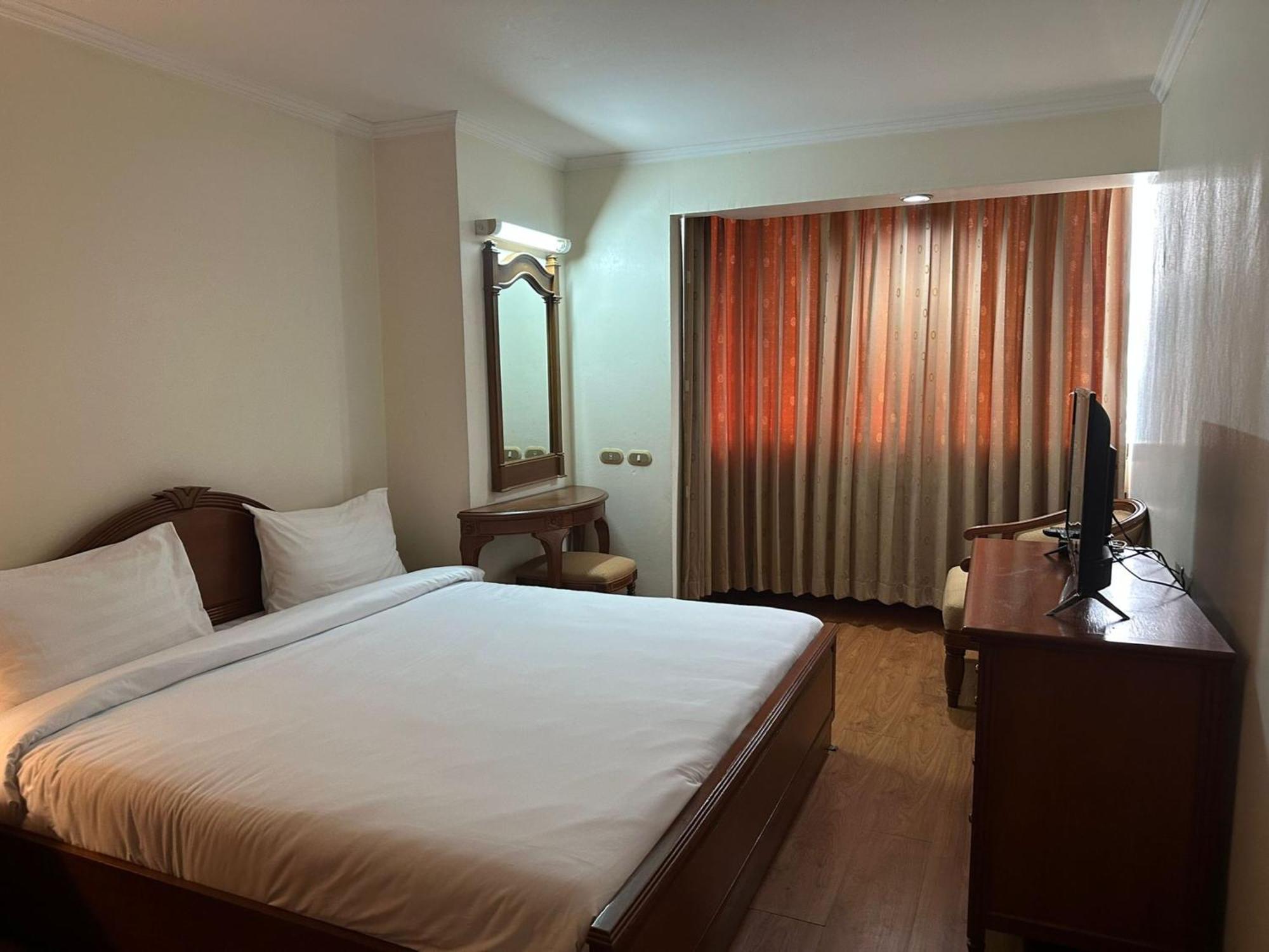 Affordable Serviced Apartments In Nana Omni Tower - Prime Sukhumvit Location Бангкок Экстерьер фото