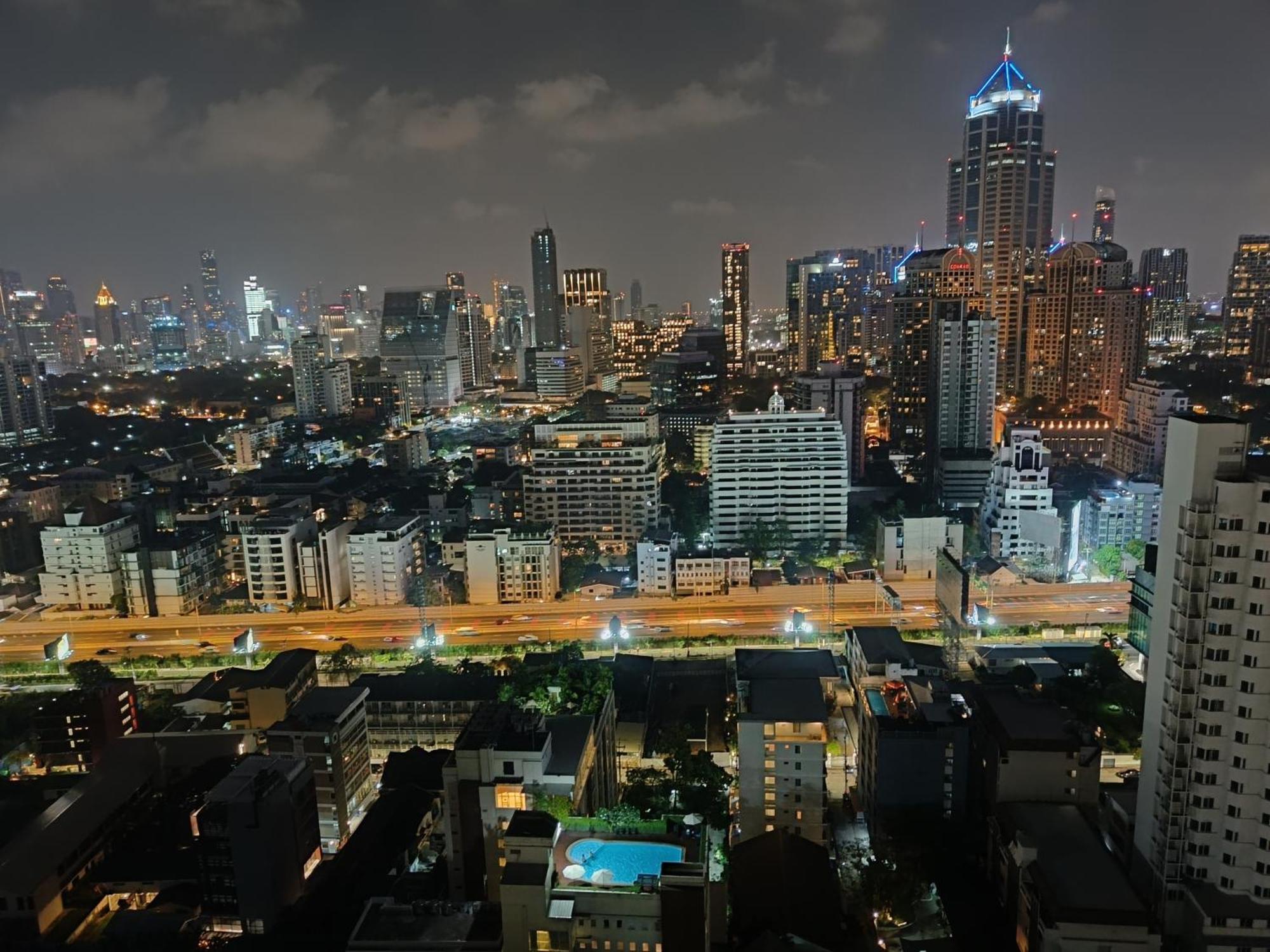 Affordable Serviced Apartments In Nana Omni Tower - Prime Sukhumvit Location Бангкок Экстерьер фото