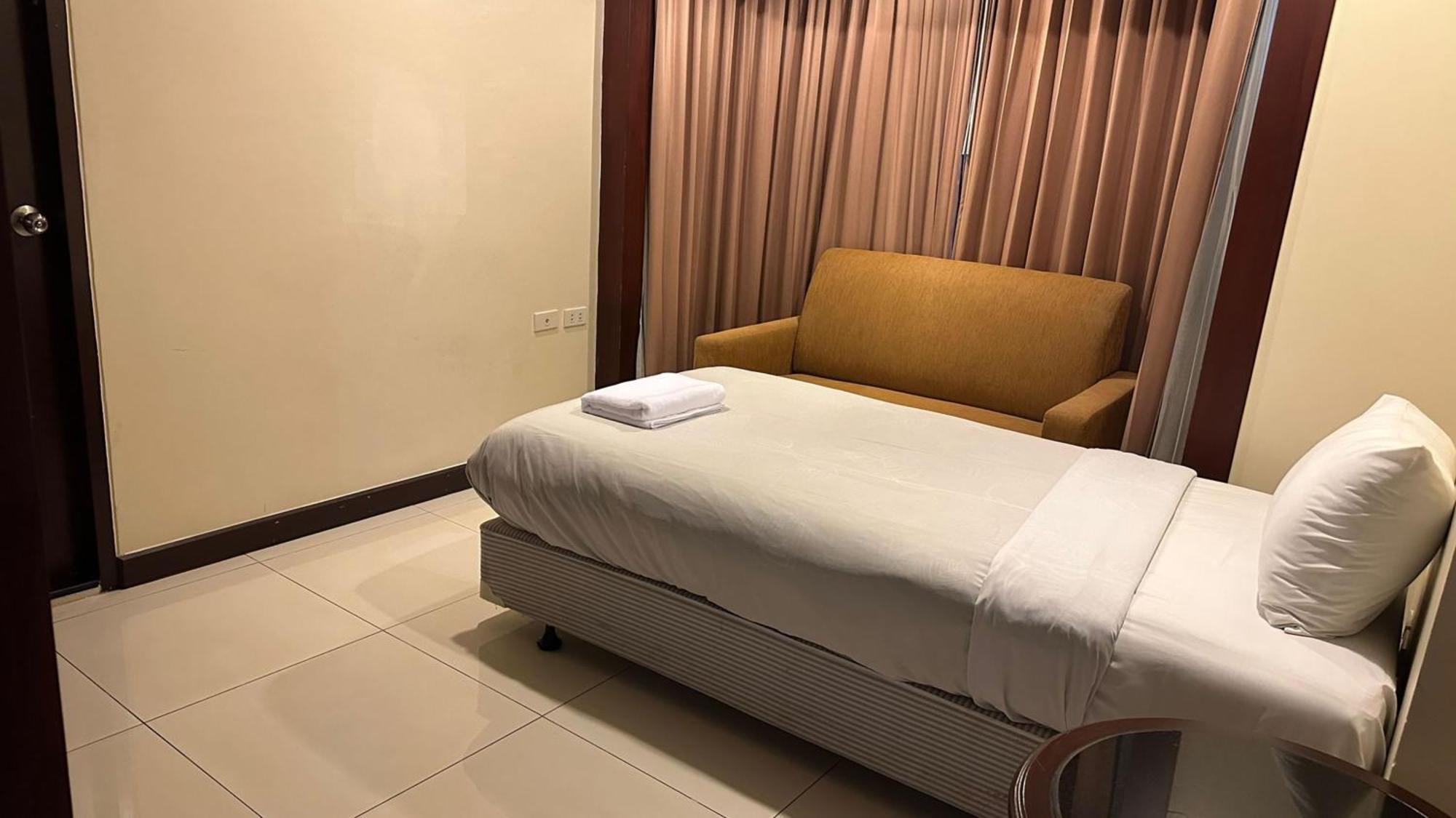 Affordable Serviced Apartments In Nana Omni Tower - Prime Sukhumvit Location Бангкок Экстерьер фото