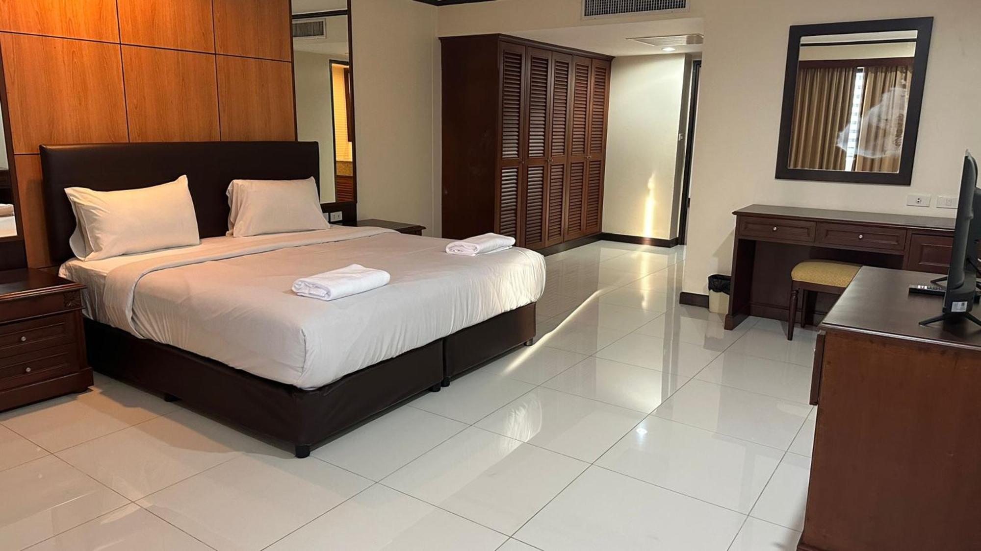 Affordable Serviced Apartments In Nana Omni Tower - Prime Sukhumvit Location Бангкок Экстерьер фото