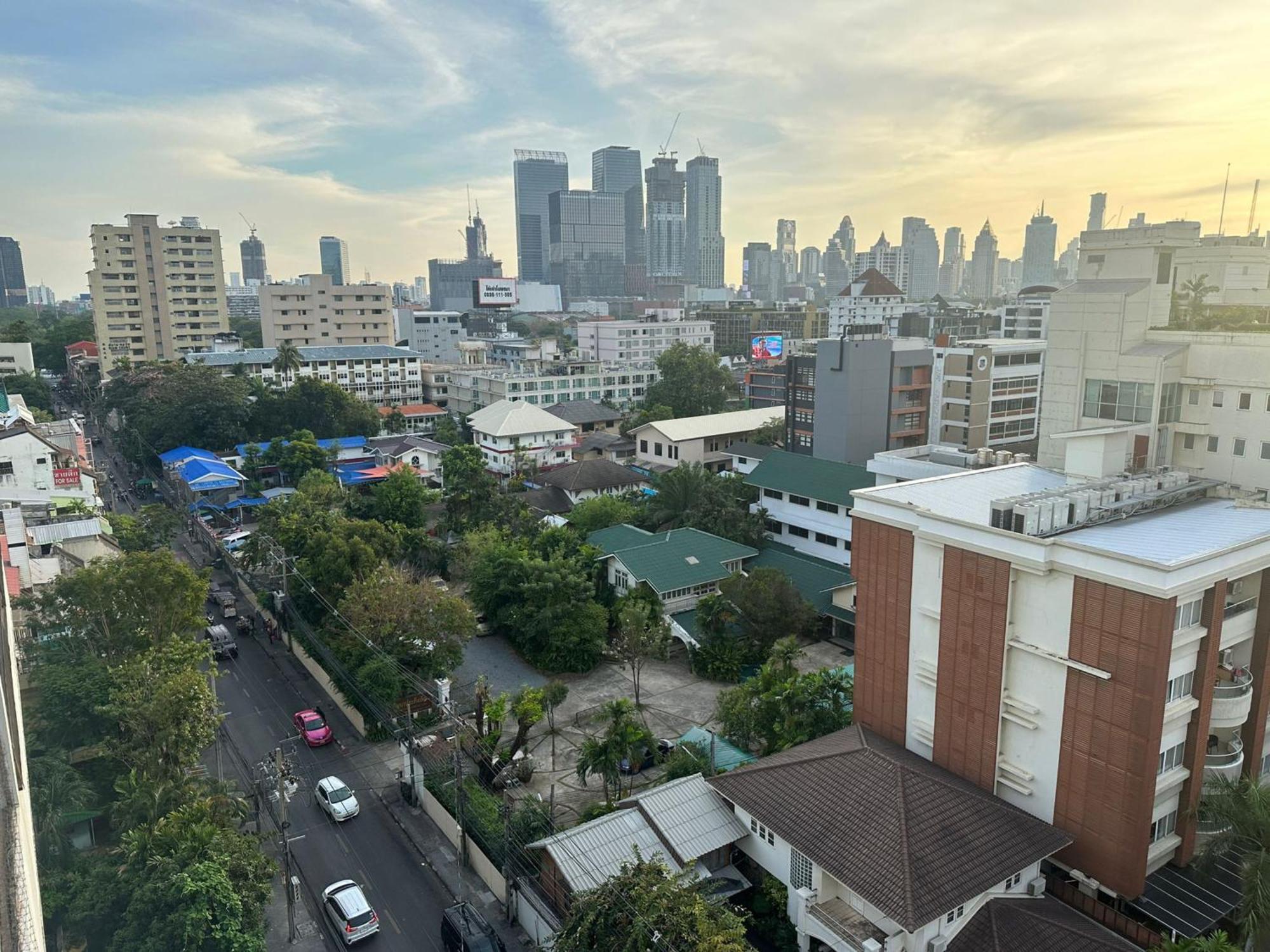 Affordable Serviced Apartments In Nana Omni Tower - Prime Sukhumvit Location Бангкок Экстерьер фото