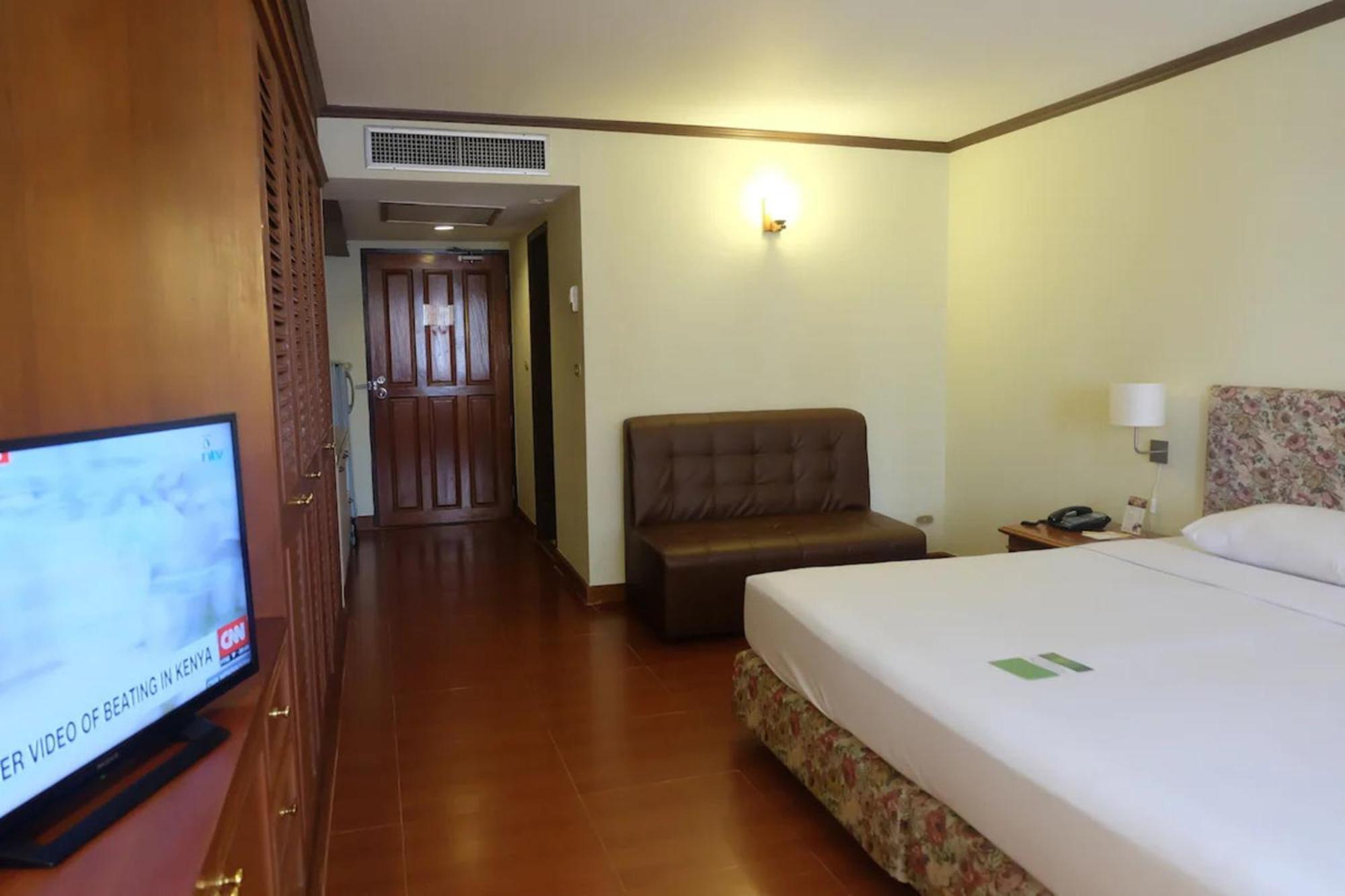 Affordable Serviced Apartments In Nana Omni Tower - Prime Sukhumvit Location Бангкок Экстерьер фото