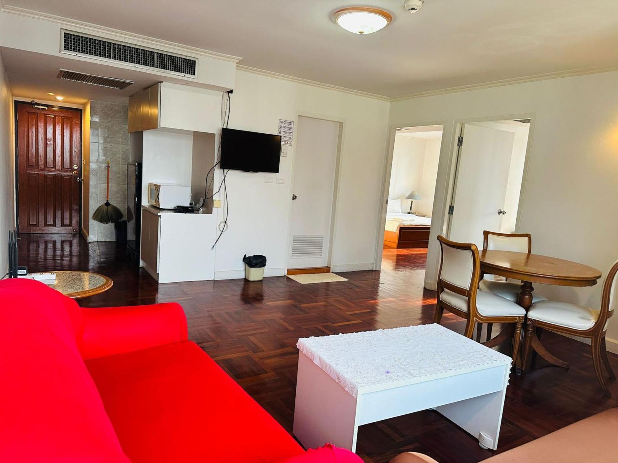 Affordable Serviced Apartments In Nana Omni Tower - Prime Sukhumvit Location Бангкок Экстерьер фото