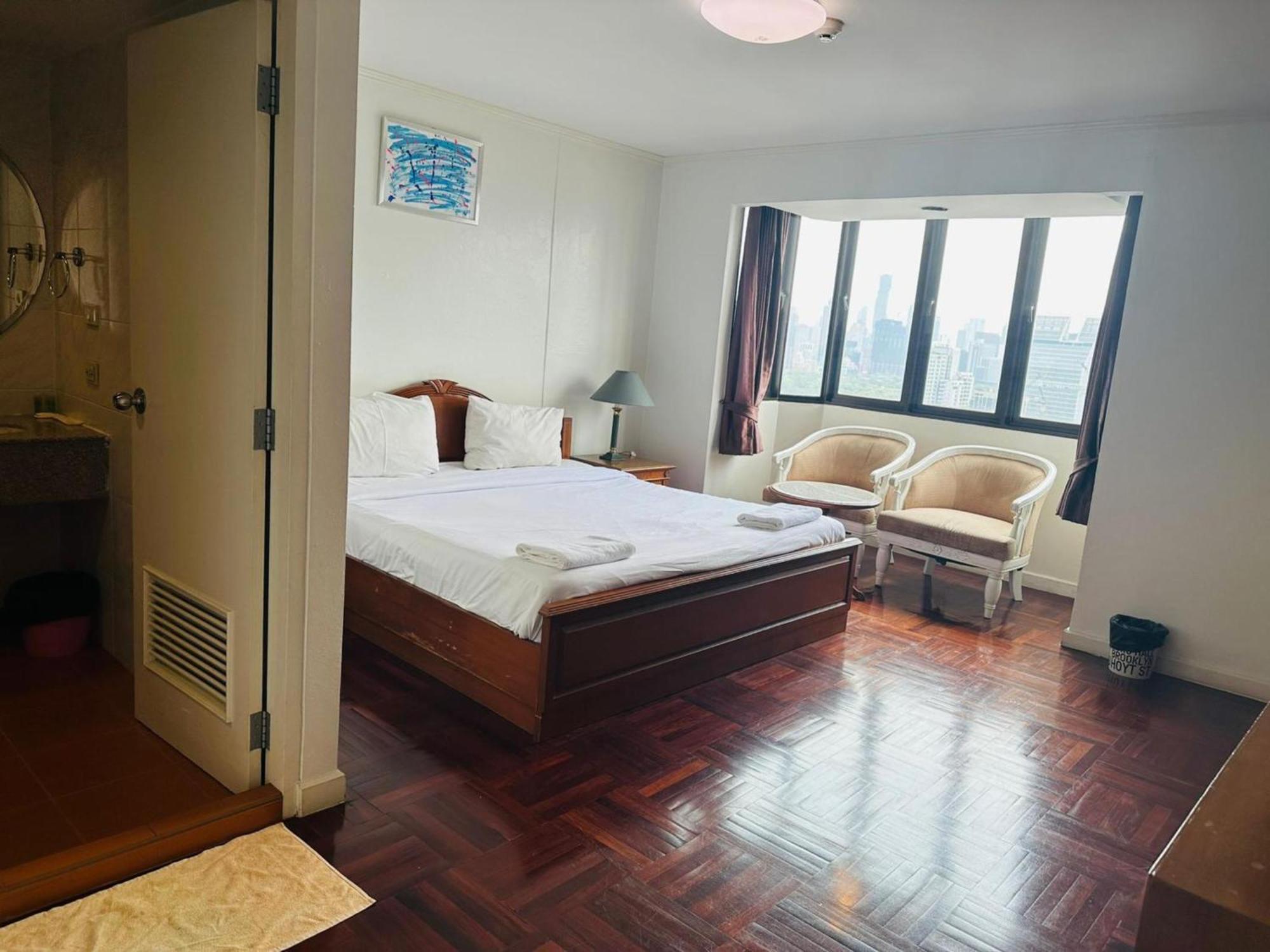 Affordable Serviced Apartments In Nana Omni Tower - Prime Sukhumvit Location Бангкок Экстерьер фото