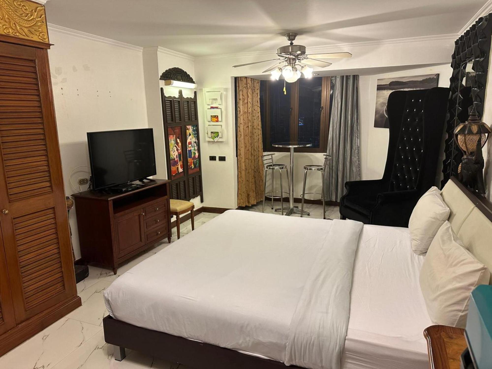 Affordable Serviced Apartments In Nana Omni Tower - Prime Sukhumvit Location Бангкок Экстерьер фото
