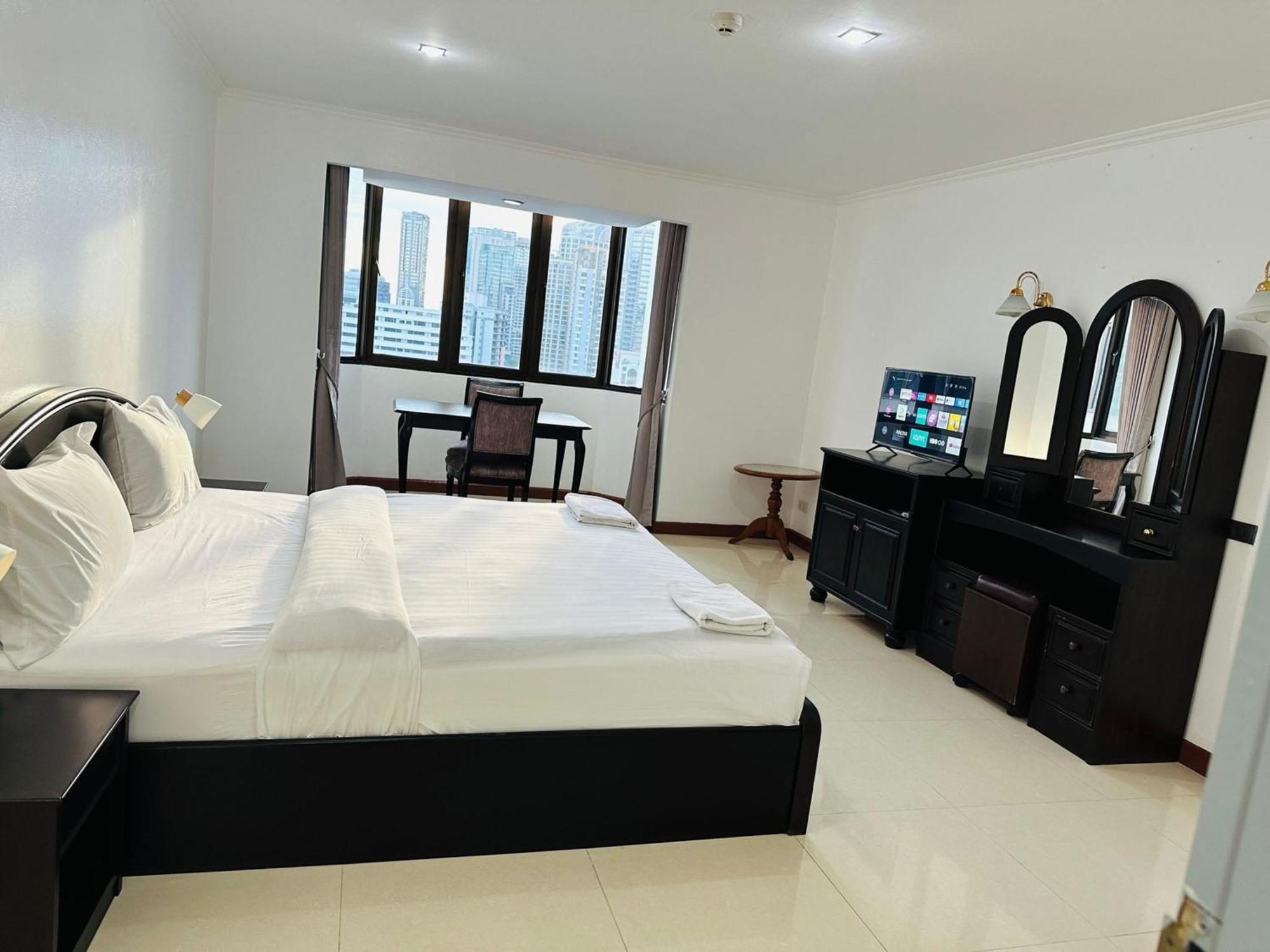 Affordable Serviced Apartments In Nana Omni Tower - Prime Sukhumvit Location Бангкок Экстерьер фото