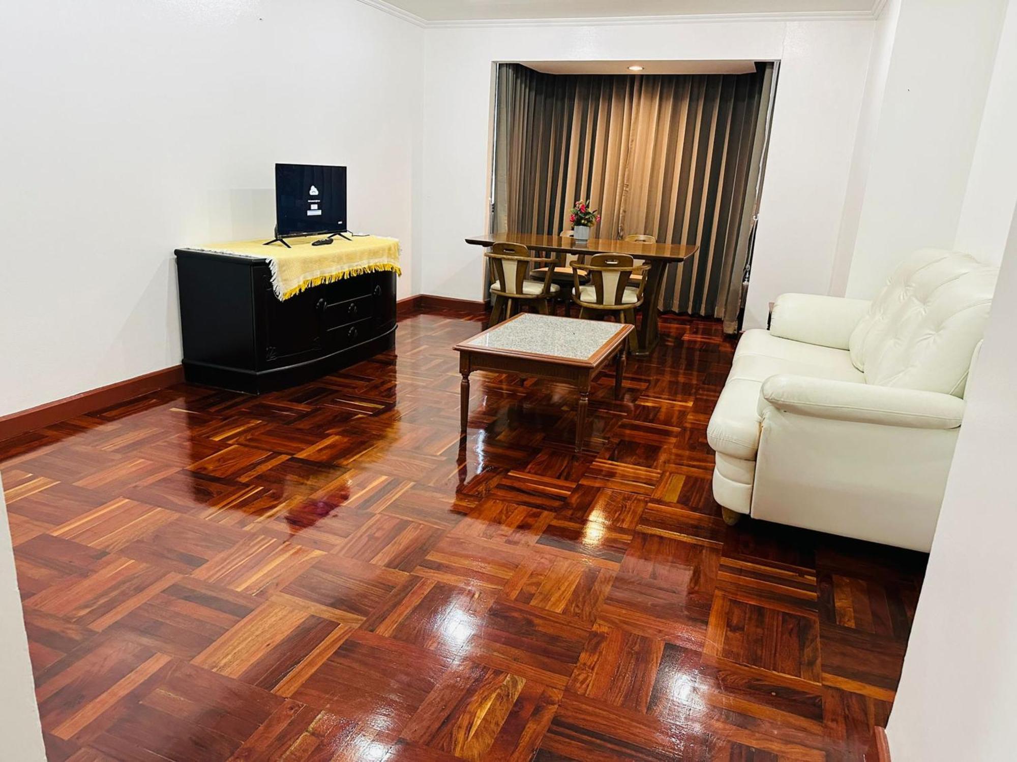 Affordable Serviced Apartments In Nana Omni Tower - Prime Sukhumvit Location Бангкок Экстерьер фото