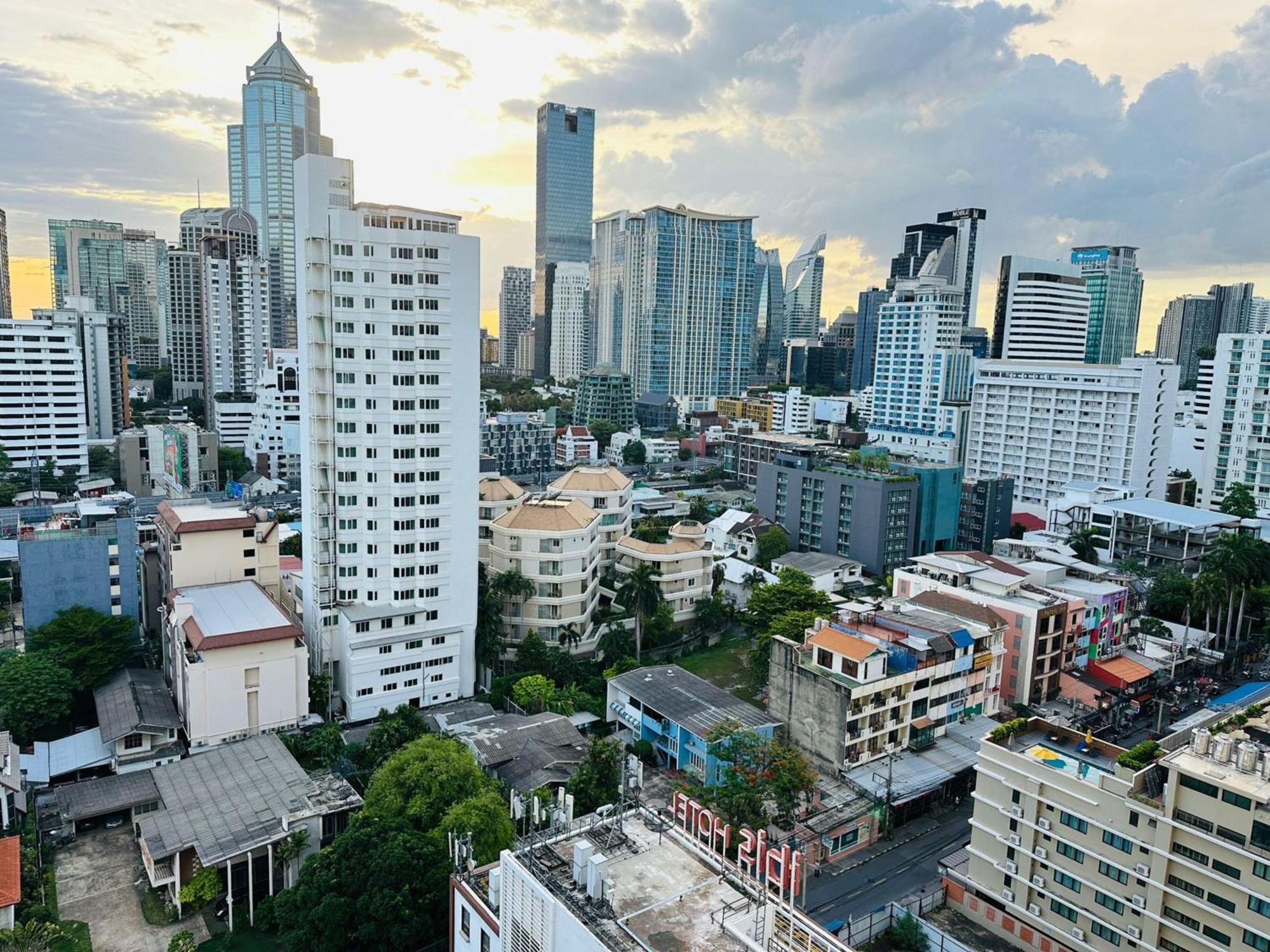 Affordable Serviced Apartments In Nana Omni Tower - Prime Sukhumvit Location Бангкок Экстерьер фото