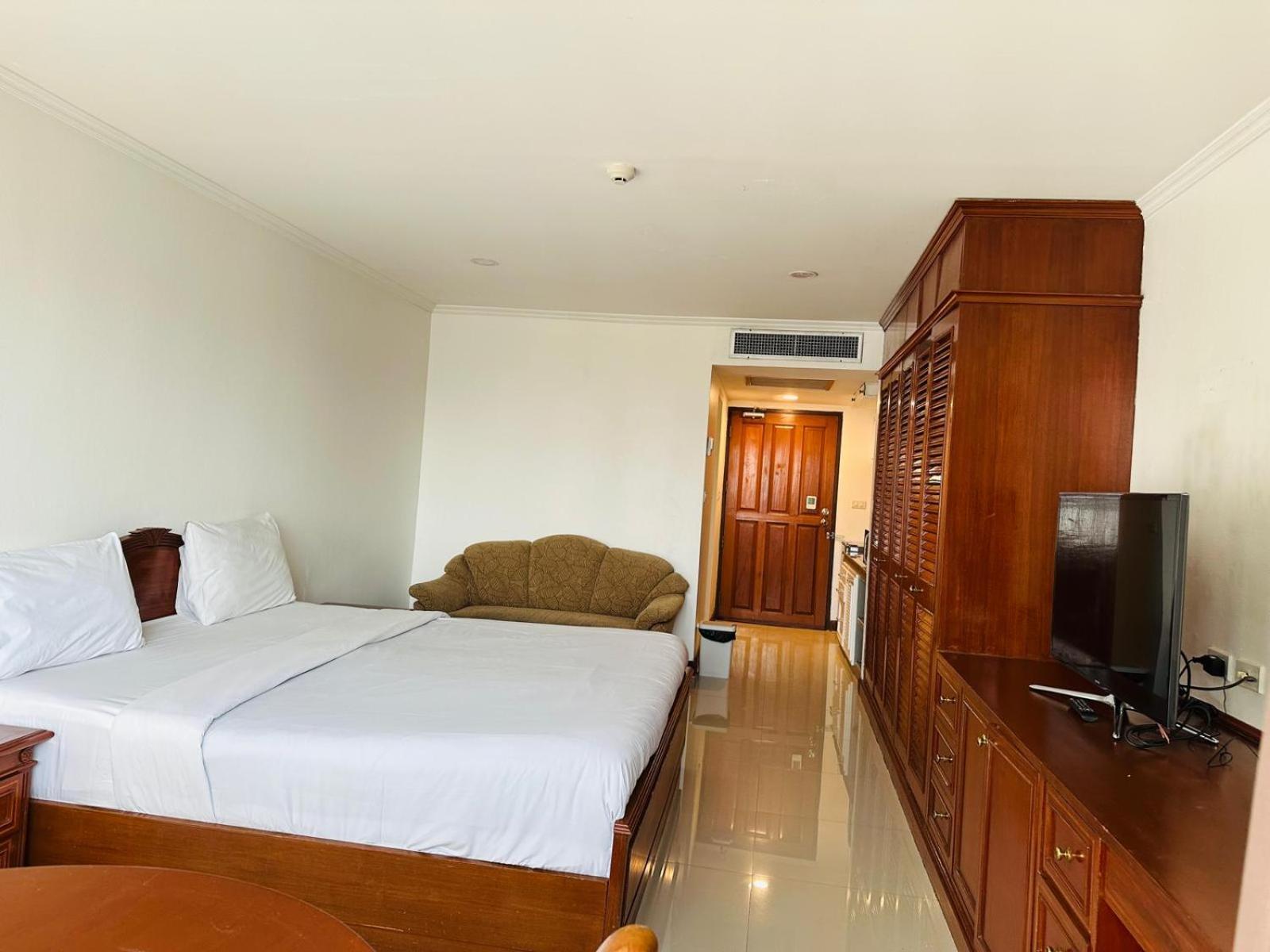 Affordable Serviced Apartments In Nana Omni Tower - Prime Sukhumvit Location Бангкок Экстерьер фото