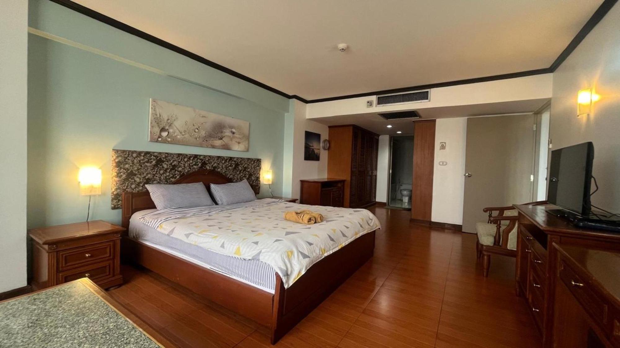 Affordable Serviced Apartments In Nana Omni Tower - Prime Sukhumvit Location Бангкок Экстерьер фото
