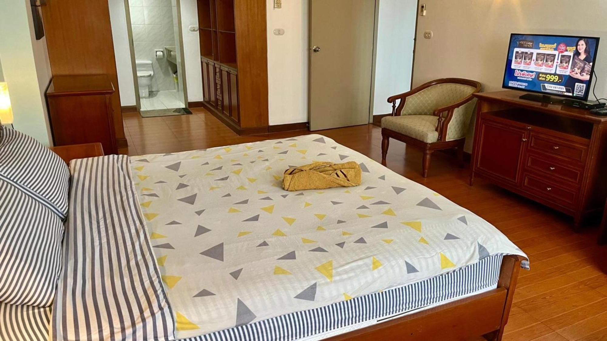 Affordable Serviced Apartments In Nana Omni Tower - Prime Sukhumvit Location Бангкок Экстерьер фото