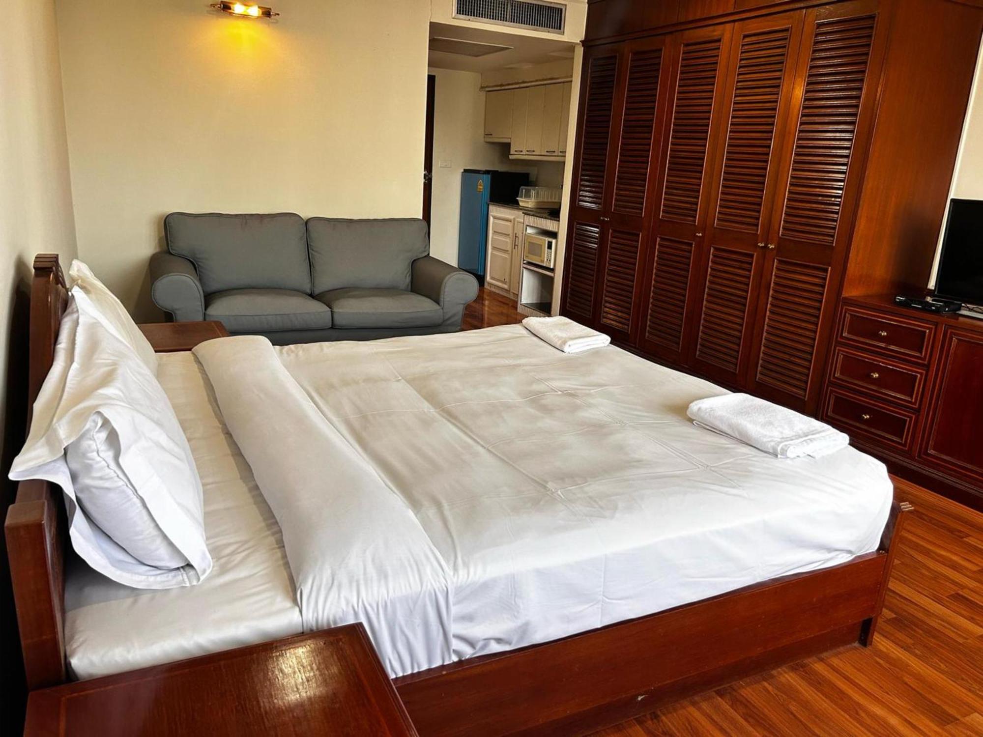 Affordable Serviced Apartments In Nana Omni Tower - Prime Sukhumvit Location Бангкок Экстерьер фото